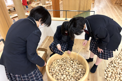 ２